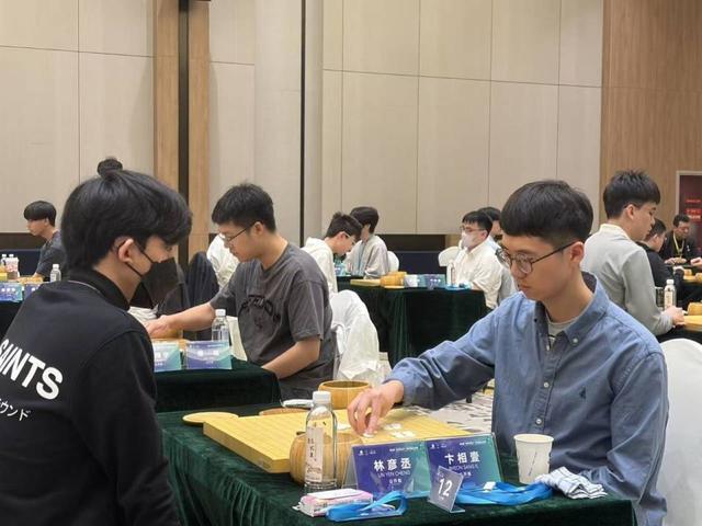 一盘棋的重量:当围棋少年们遭遇成长的代价 体育新闻 一盘棋的重量:当围棋少年们遭遇成长的代价 体育新闻